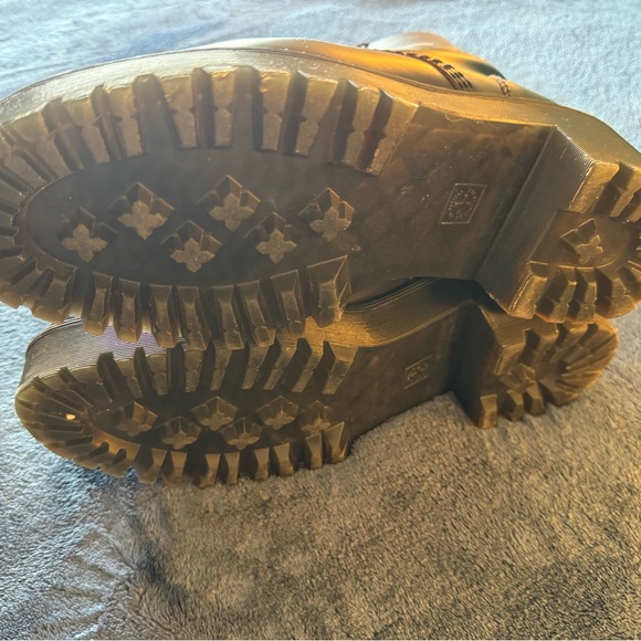 Doc Marten Lenora size 11. Great boot, to big for me. Minor scuff on left toe - Picture 4 of 4